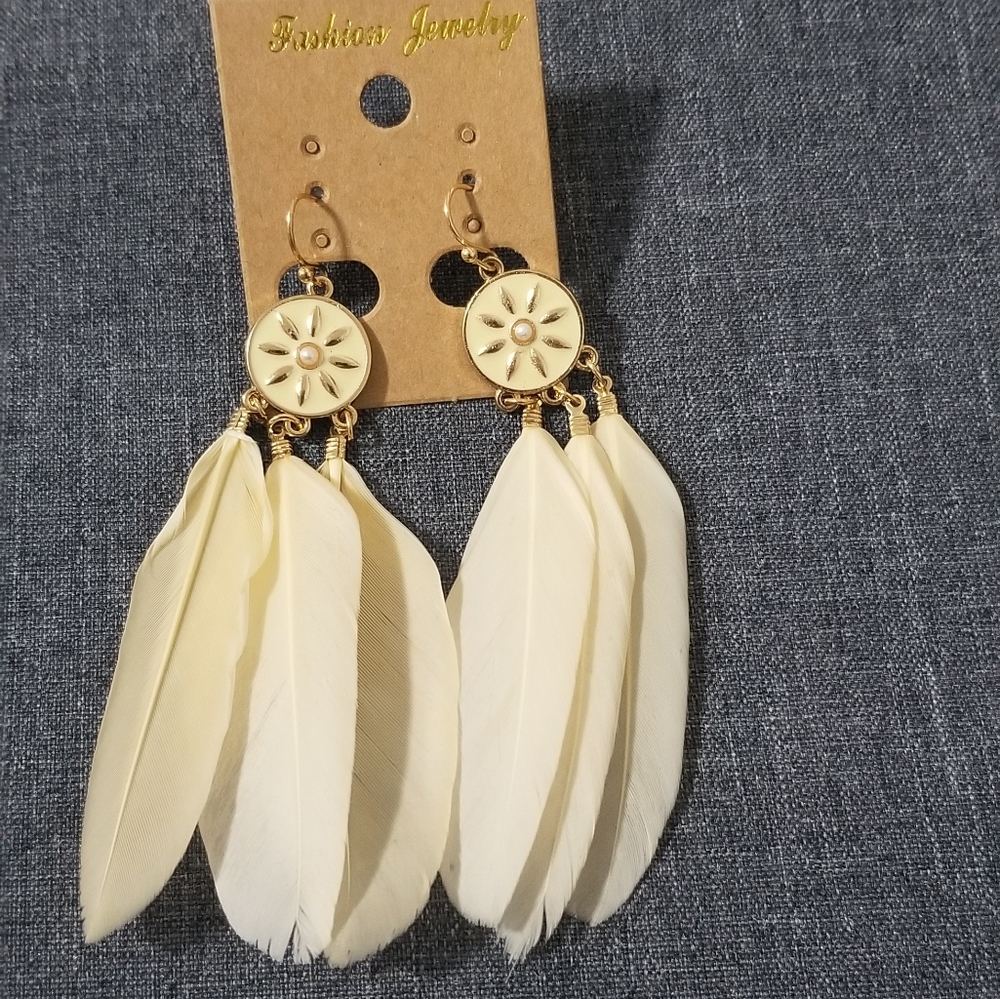●NEW fashion hook feathers earrings